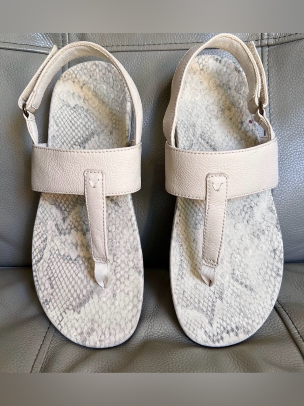 Vionic Women's Sandals Sz 8 Tala Ivory Leather Thong Cream Gray Snake Print Soft